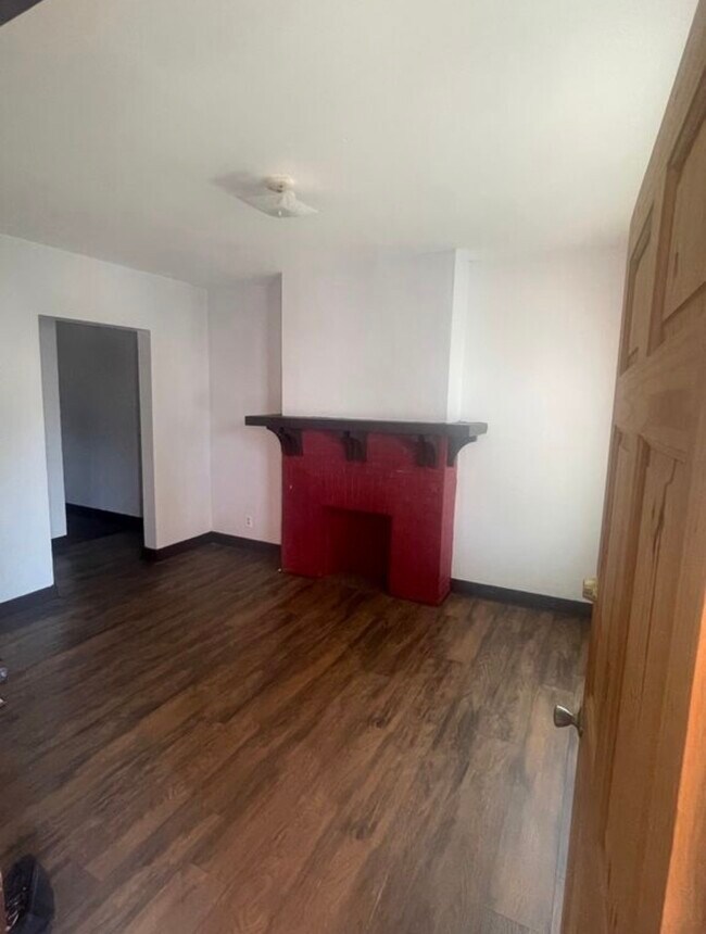 Foto del edificio - 228 W Delavan Ave
