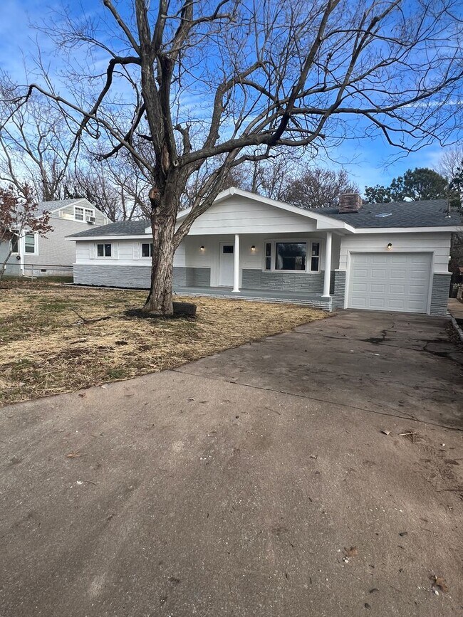Building Photo - 3 bedroom/2 bathroom house