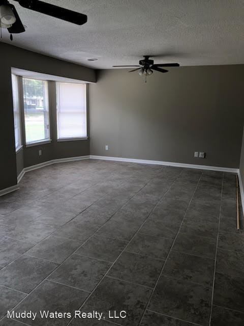 Foto del edificio - 3 br, 1 bath House - 6655 Embassy Cr
