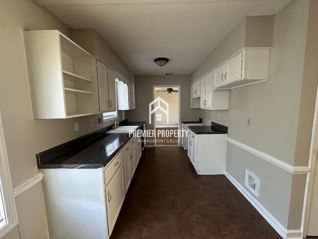Foto del edificio - 1054 Dove Hollow - Available NOW!
