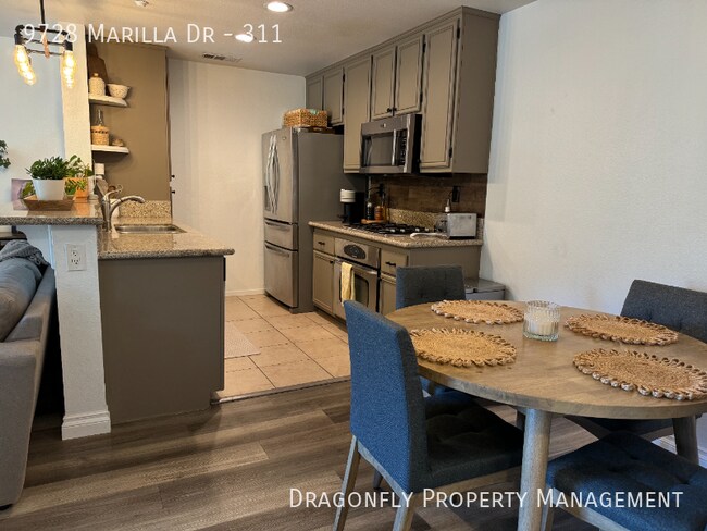 Foto del edificio - 9728 Marilla Dr