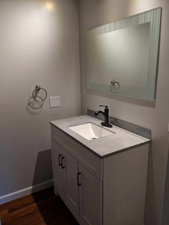 Building Photo - 3 Bedroom/1.5 Bathroom Condominium
