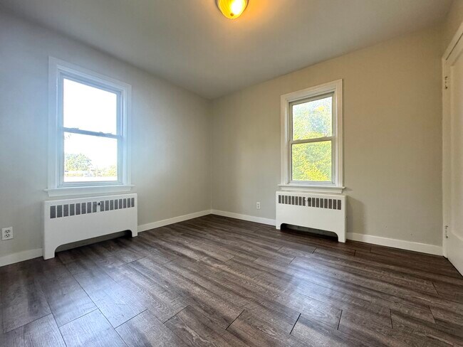 Building Photo - Renovated 1 Bedroom 1 Bathroom Apartment!