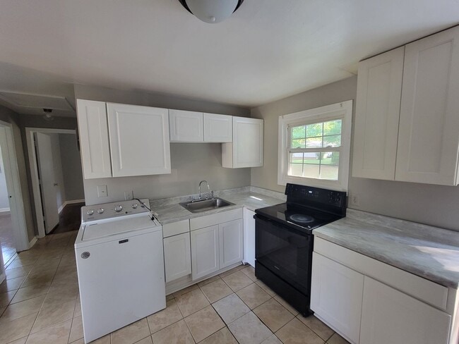 Building Photo - 2 Bedroom 1 Bathroom Home