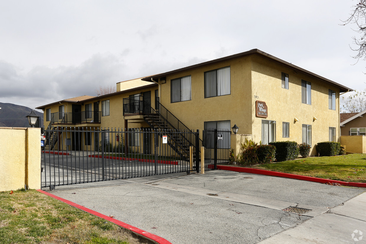 Foto del edificio - Park Village Delux Apts.