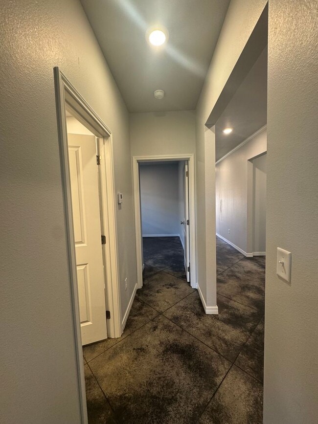 Building Photo - Located in Glendale!!!4bedrooms 2bathrooms...