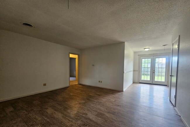 Building Photo - (3) Bed/(2) Bath Avail NOW!! Pet Negotiable!