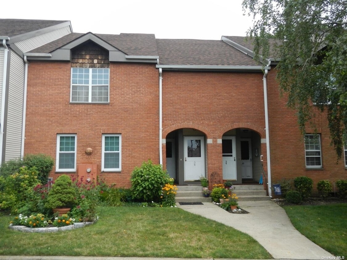 34 Greenmeadow Dr, Babylon, NY 11702 Condo for Rent in Babylon, NY