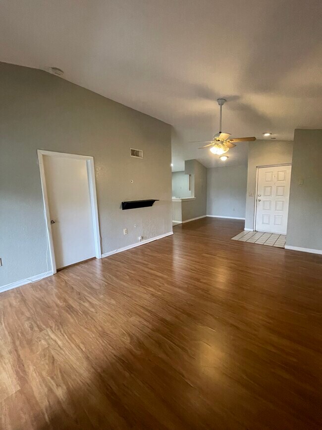 Foto del edificio - 2820 N Oakland Forest Dr