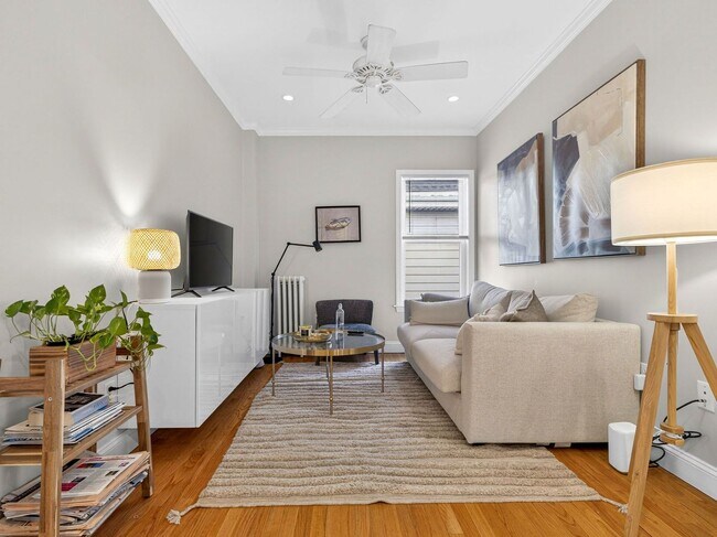 Foto del edificio - 1bed with living room and washer/dryer in unit