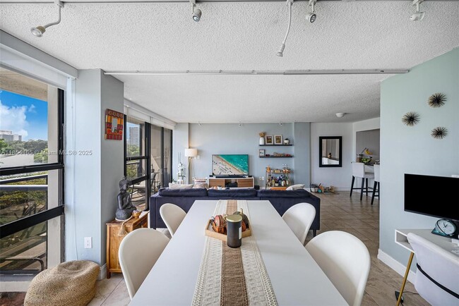 Foto del edificio - 600 NE 36th St