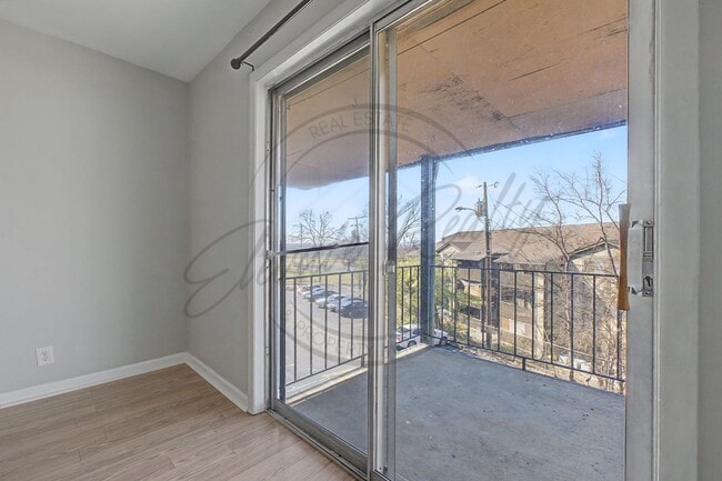 Foto del edificio - Two Bedroom Condo, 2nd Floor, across from Madison Park with stackable washer/dryer!