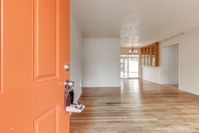 Foto del edificio - Cute 3 bedroom with spacious backyard