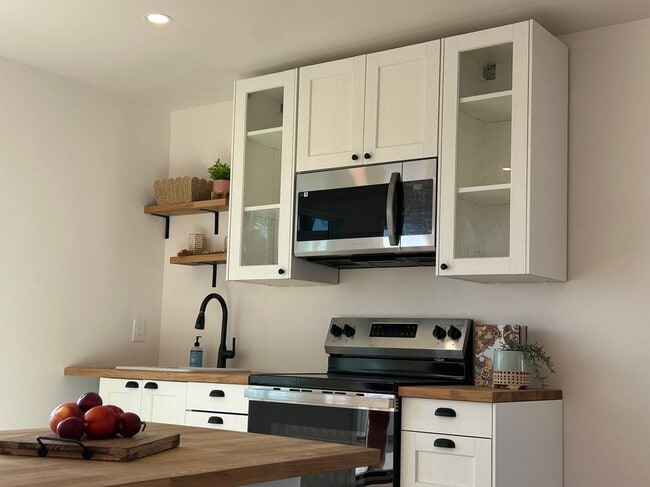 Foto del edificio - 4065 Sunnyhill Dr