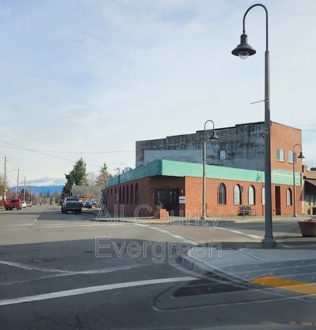 Building Photo - 102 N River Rd