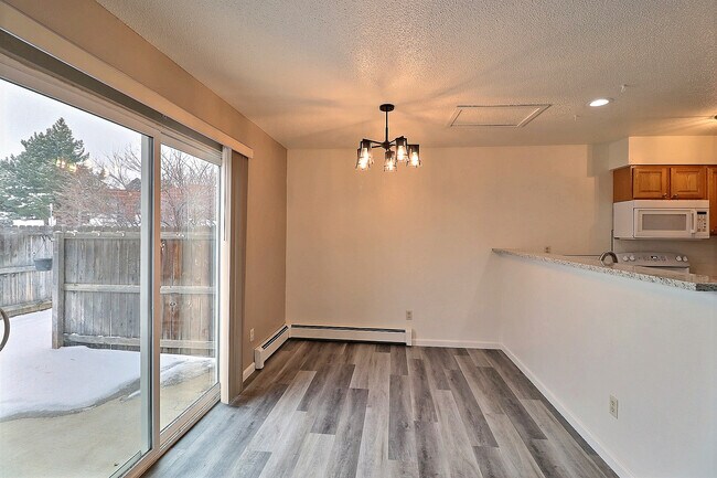Comedor con acceso al patio - 919 44th Avenue Ct