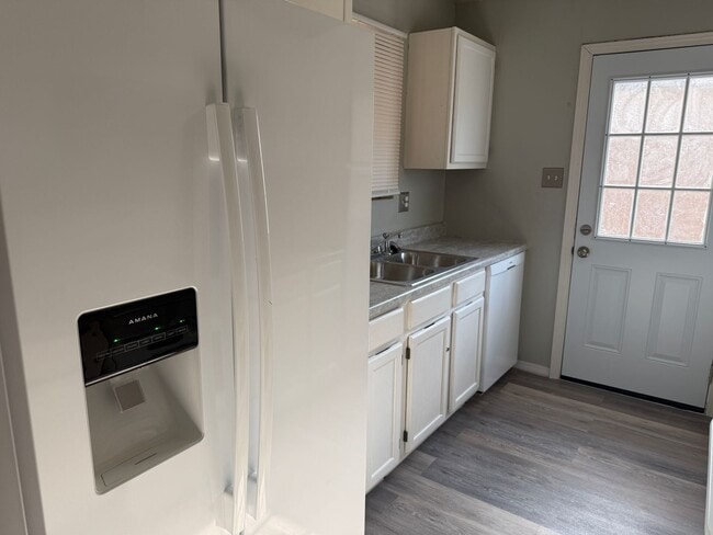 Foto del edificio - Remodeled 3 Br, 2 Ba, with major appliances