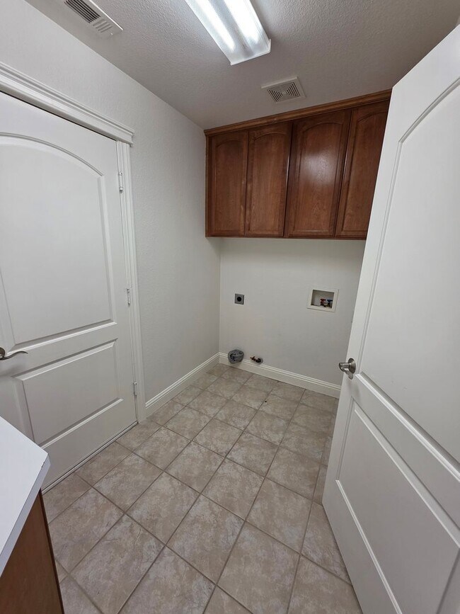 Foto del edificio - 4 BED/2 BATH IN REDDING IN THE WESTSIDE ES...