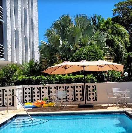 Extremo este de Pool Deck - 2425 NE 135th St