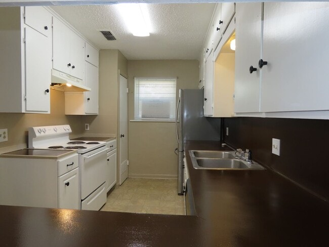 Building Photo - Quaint 2 Bedroom 1.5 Bath in a Country Set...