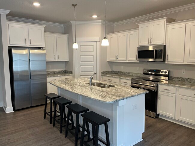 Building Photo - 9892 Lakeview Dr
