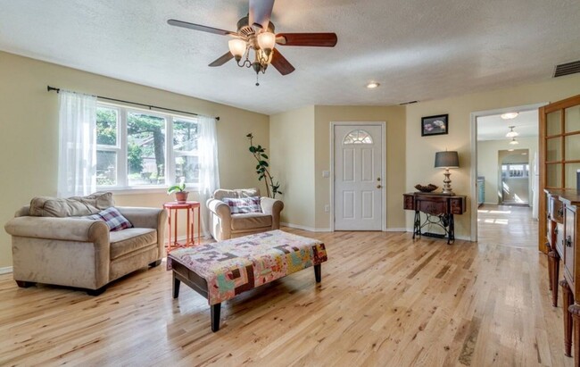 Foto del edificio - Soulful Milwaukie Farmhouse– Solar Panels,...