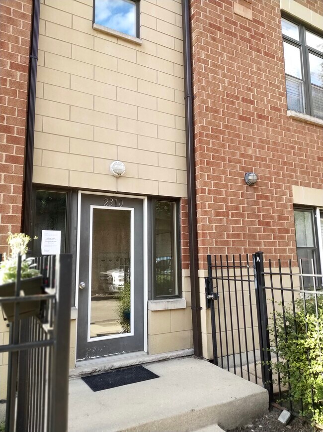 Foto del edificio - 2310 W Bloomingdale Ave