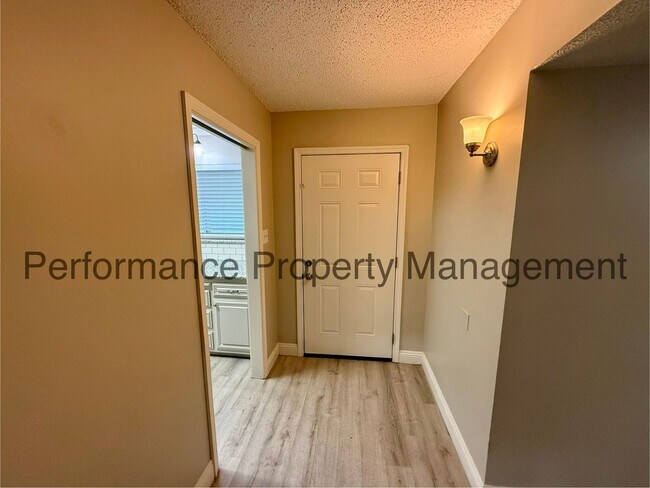 Foto del edificio - Beautiful 3 Bed/2 Bath NE Bakersfield Home w/ Pool, Solar & $0 Deposit Option