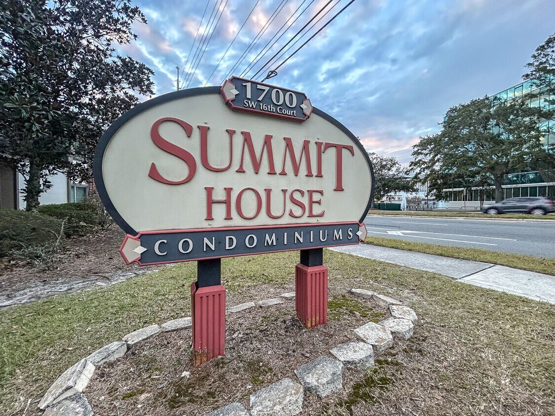 Primary Photo - Adorable 1/1 in Summit House