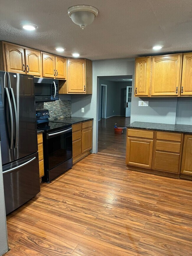 Foto del edificio - 3BR House | Garage + W/D Included | Large Yard | Pets Welcome | Chanute KS | Available April 8