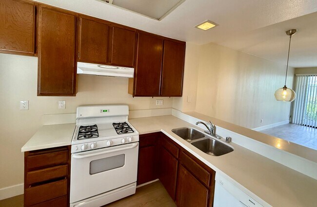 Foto del edificio - Central Camarillo Condo now Available