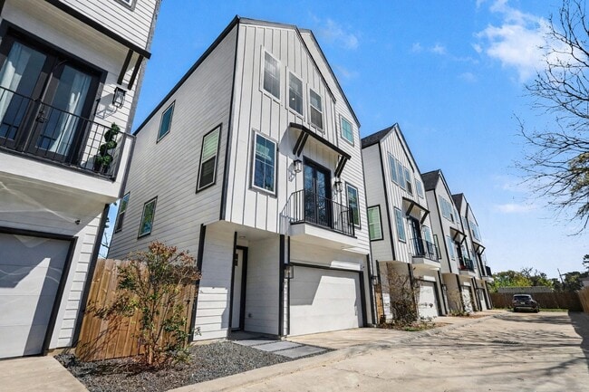 Building Photo - 825 Woodcrest Dr