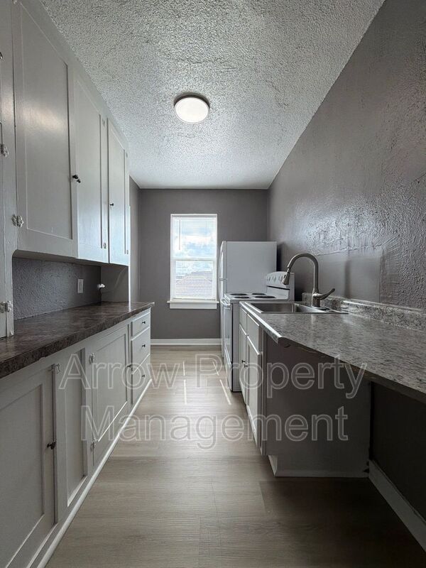 Building Photo - 723 Ella St