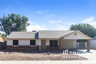 Building Photo - 8931 W Cinnabar Ave