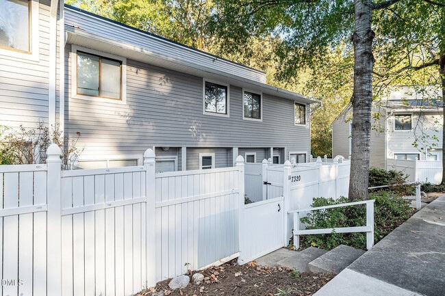 Foto del edificio - Room in Townhome on Sandy Creek Dr