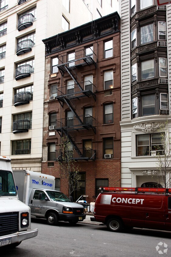 Building Photo - 41 W 64th St