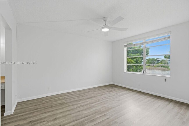 Foto del edificio - 5335 NW 10th Ct