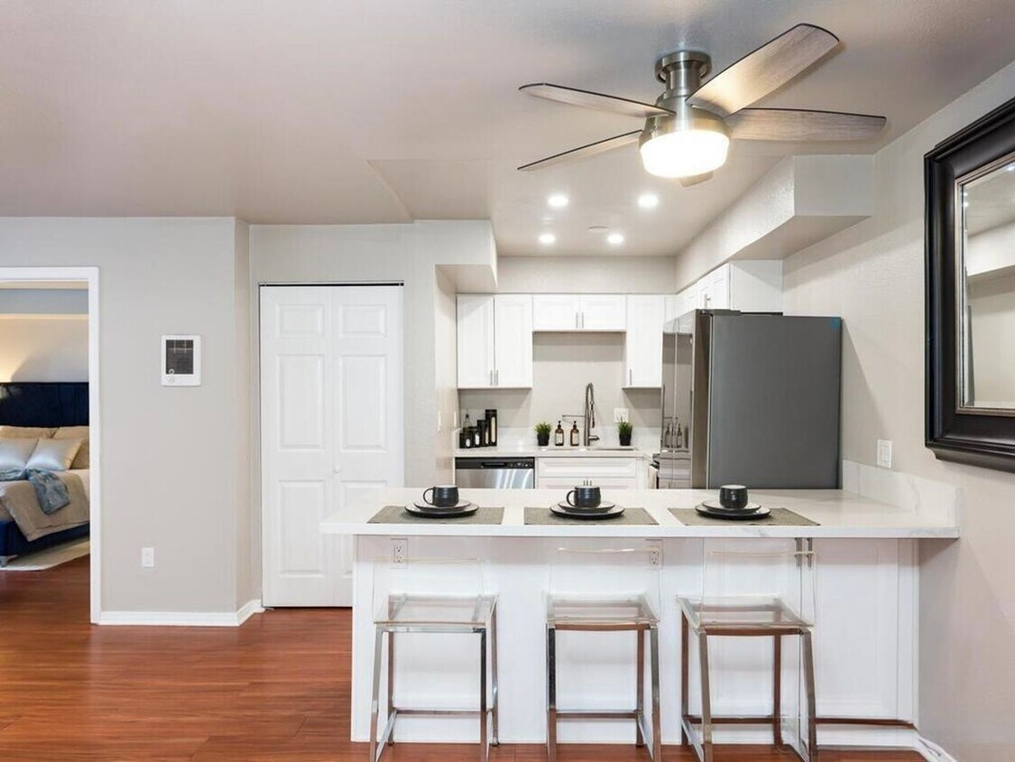 Foto principal - Spacious 2 BD/2BA, condo available for rent now in SDSU Area!