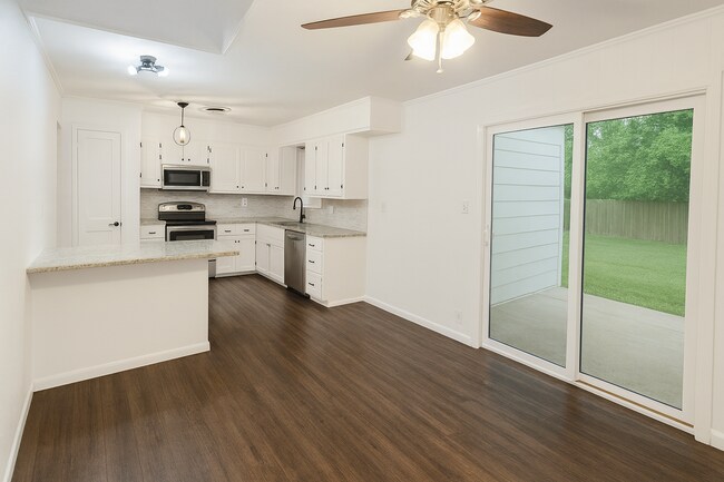 Foto del edificio - Marvelous 3-Bed Home in the Heart of Sherman Over 10,000 Sq Ft Lot!