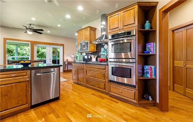 Building Photo - 4618 Lakeway Dr