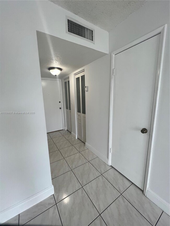 Foto del edificio - 5731 NW 37th St
