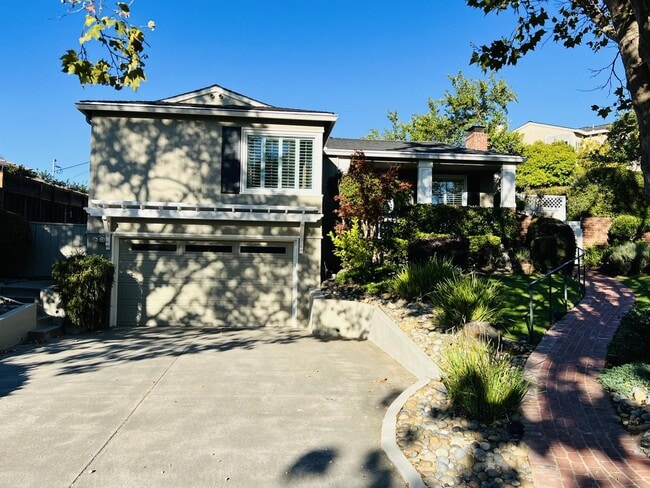 Building Photo - 831 Columbia Dr