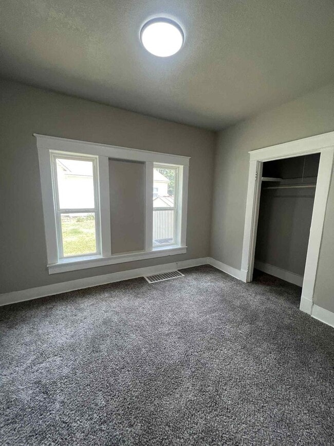 Building Photo - JOPLIN: BEAUTIFUL, SPACIOUS 4 BEDROOM/ 3 B...