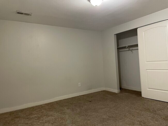 Building Photo - 876 50 E