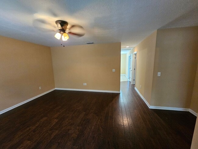 Building Photo - Beautiful Home near Historic Downtown Tullahoma!