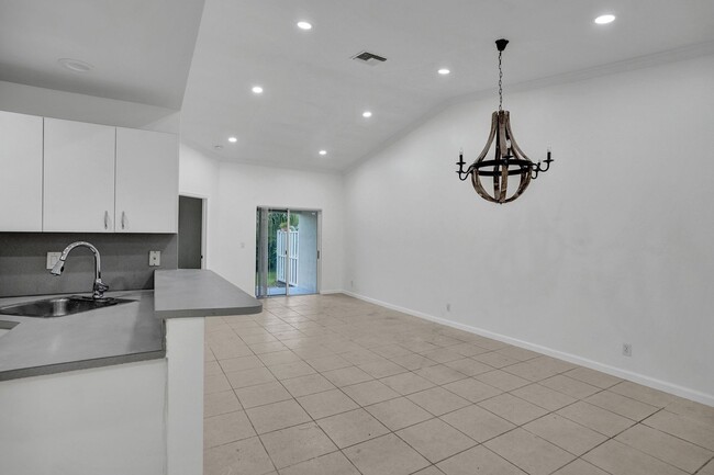 Foto del edificio - SPACIOUS 2 BED/2 BATH TOWNHOME WITH GARAGE...