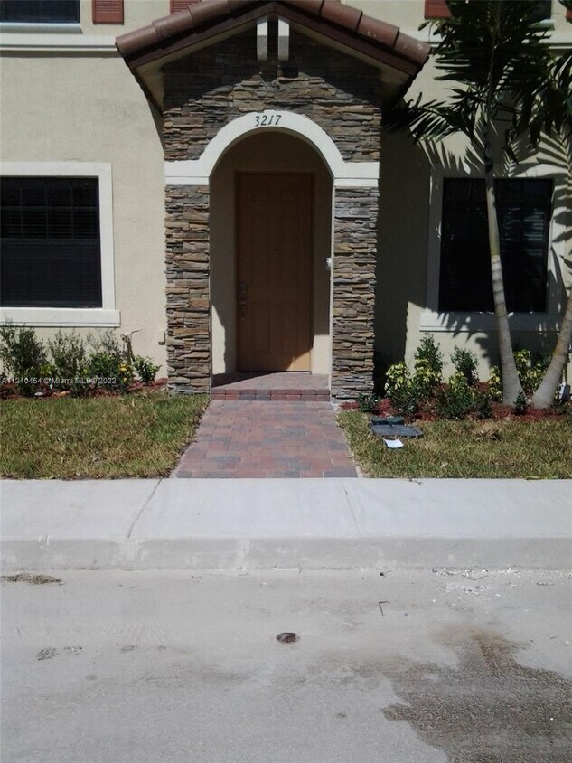 Foto principal - 3217 SE 4th St