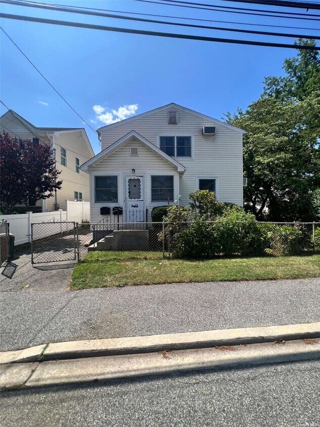 20 Richmond St, Syosset, NY 11791 Townhome Rentals in Syosset NY