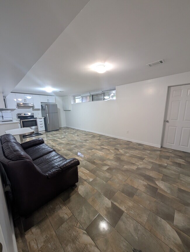 Building Photo - 175 Searle Av