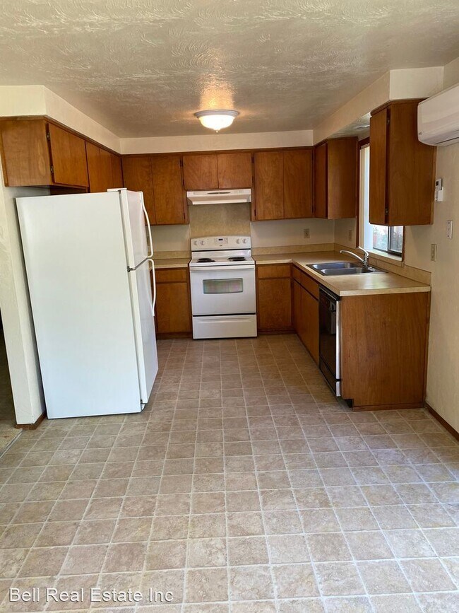 Building Photo - 2843-2843 Applewood Ln